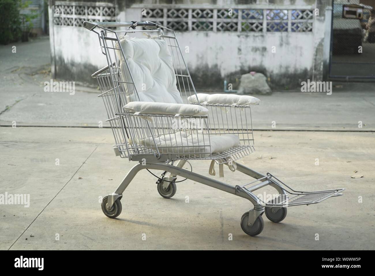 Bangkok, Thailand. 14th Nov, 2017. A shopping cart converted into a
