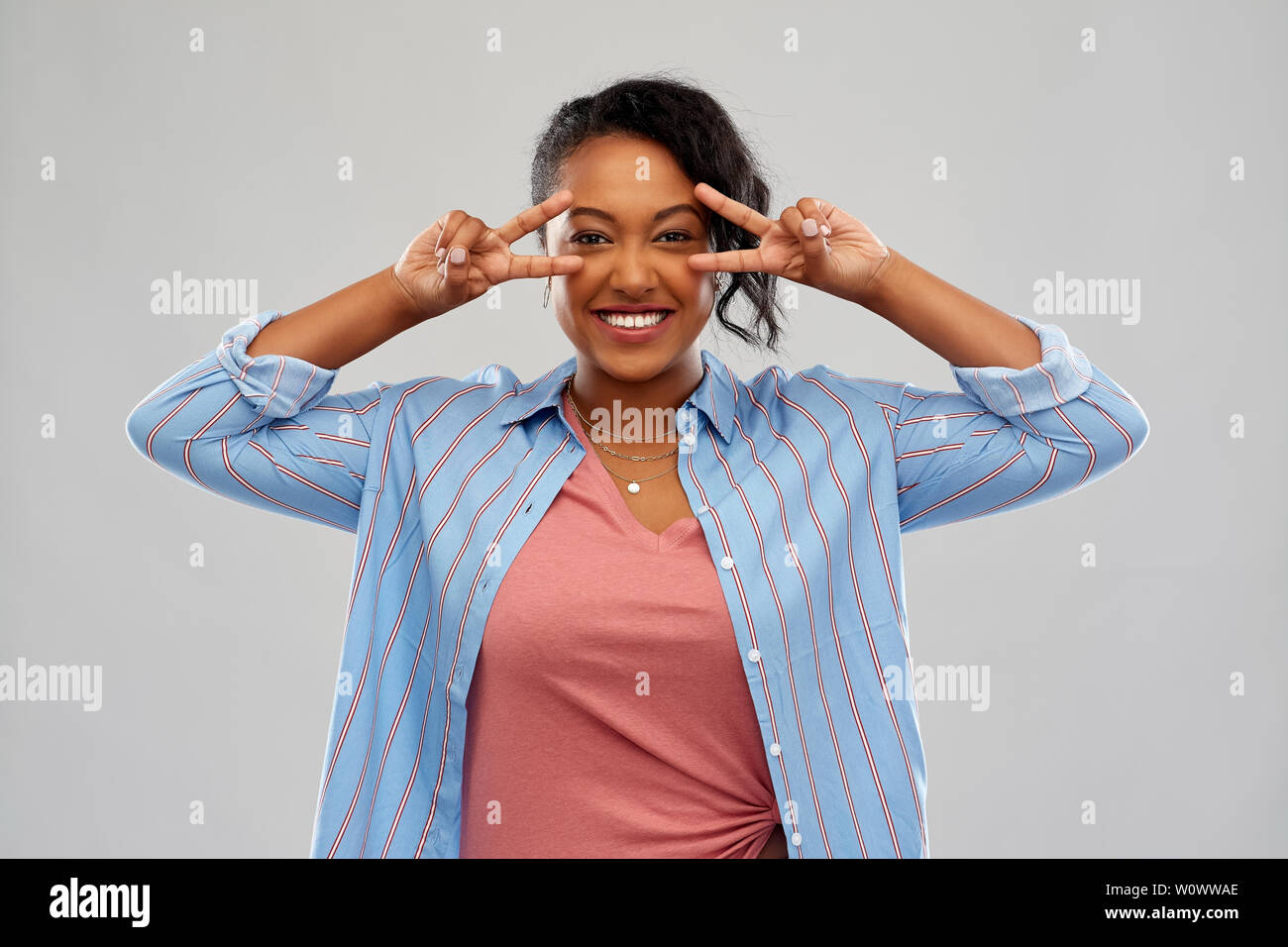 happy african american woman showing peace Stock Photo - Alamy