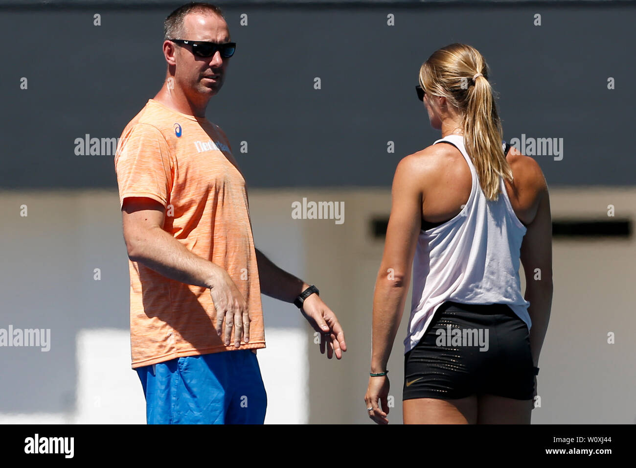 ARNHEM , 27-06-2019 , Papendal training centre , (L-R) Coach Bart Bennema  and Dafne Schippers during the 4 x 100m relay training of the Dutch team  Stock Photo - Alamy