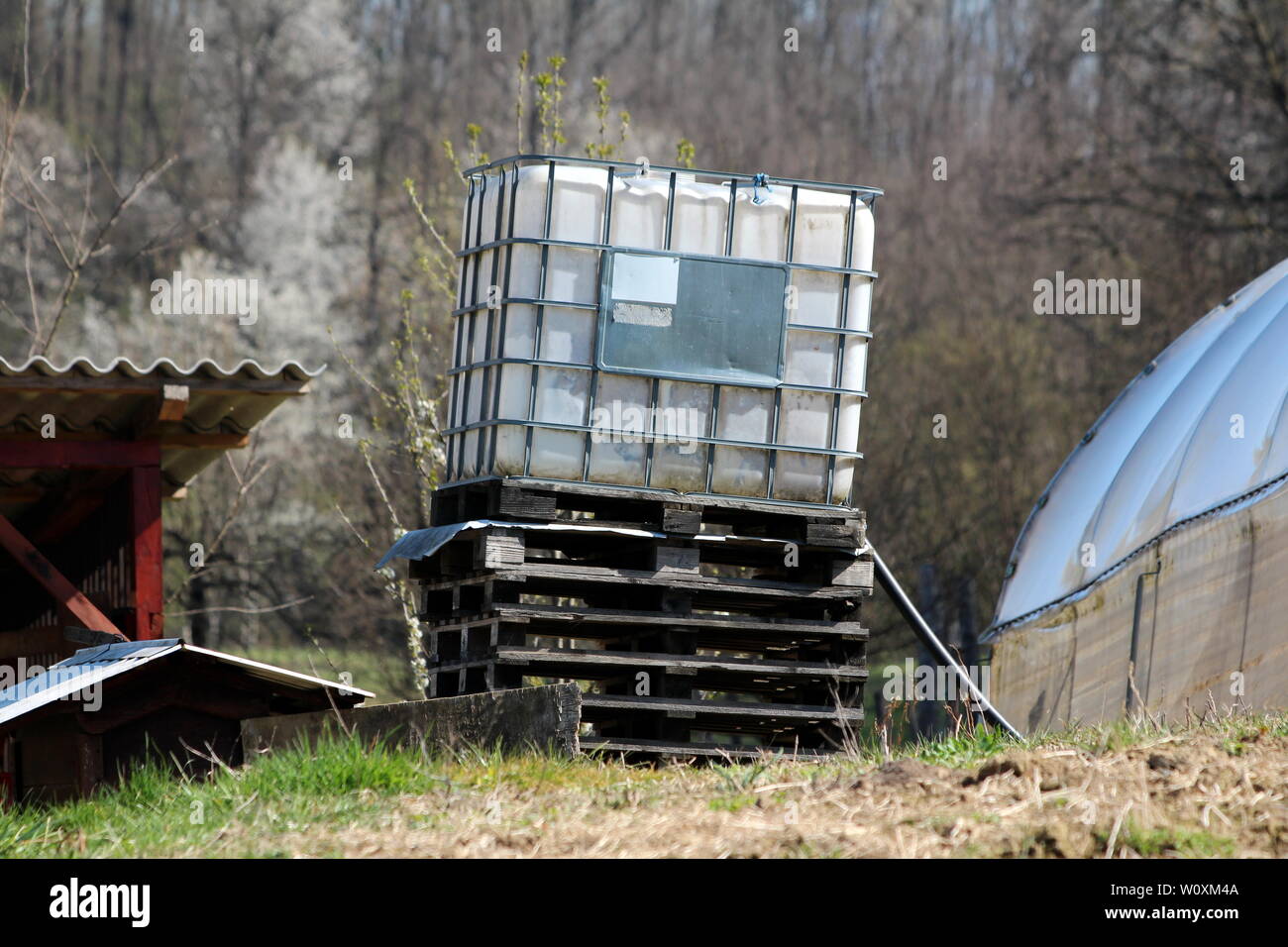 Recycle White Plastic Square Shape Ibc Tank Containers for Liquid Chemical  or Water Storage at Outdoor. Old Bulk Fluid Containers Stock Photo - Image  of fuel, freight: 193498498