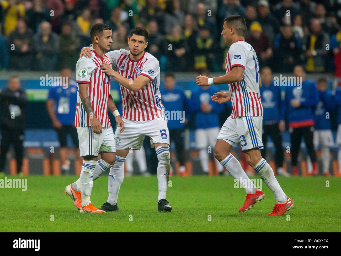 Porto Alegre, Brazil. 28th June, 2019. Derlis González misses a penalty during the match between Brazil and Paraguay, valid for the quarterfinals of the Copa América 2019, held this Thursday (27th) at the Grêmio Arena in Porto Alegre, RS. Credit: Raul Pereira/FotoArena/Alamy Live News Stock Photo