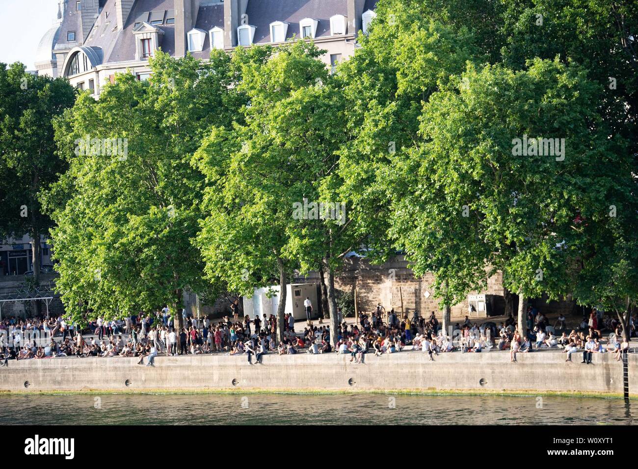Paris, France. 27th June, 2019. People rest at the riverside of Seine in Paris, France, June 27, 2019. The national weather center, Meteo France, on Thursday warned of "exceptional heat peak" on June 28, placing 4 southern regions on red alert, the highest alert on the agency's four-scale system, and urges residents to be extremely vigilant. While 76 other regions, except Brittany, in northwest France, remain on orange alert till next week. Credit: Jack Chan/Xinhua/Alamy Live News Stock Photo