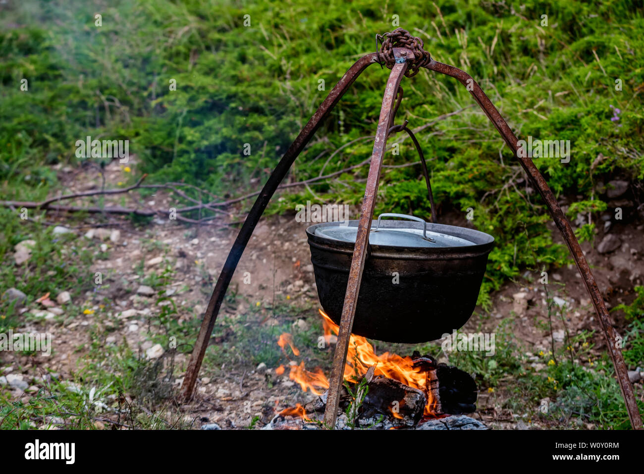 https://c8.alamy.com/comp/W0Y0RM/cauldron-or-camping-kettle-over-open-fire-outdoors-W0Y0RM.jpg