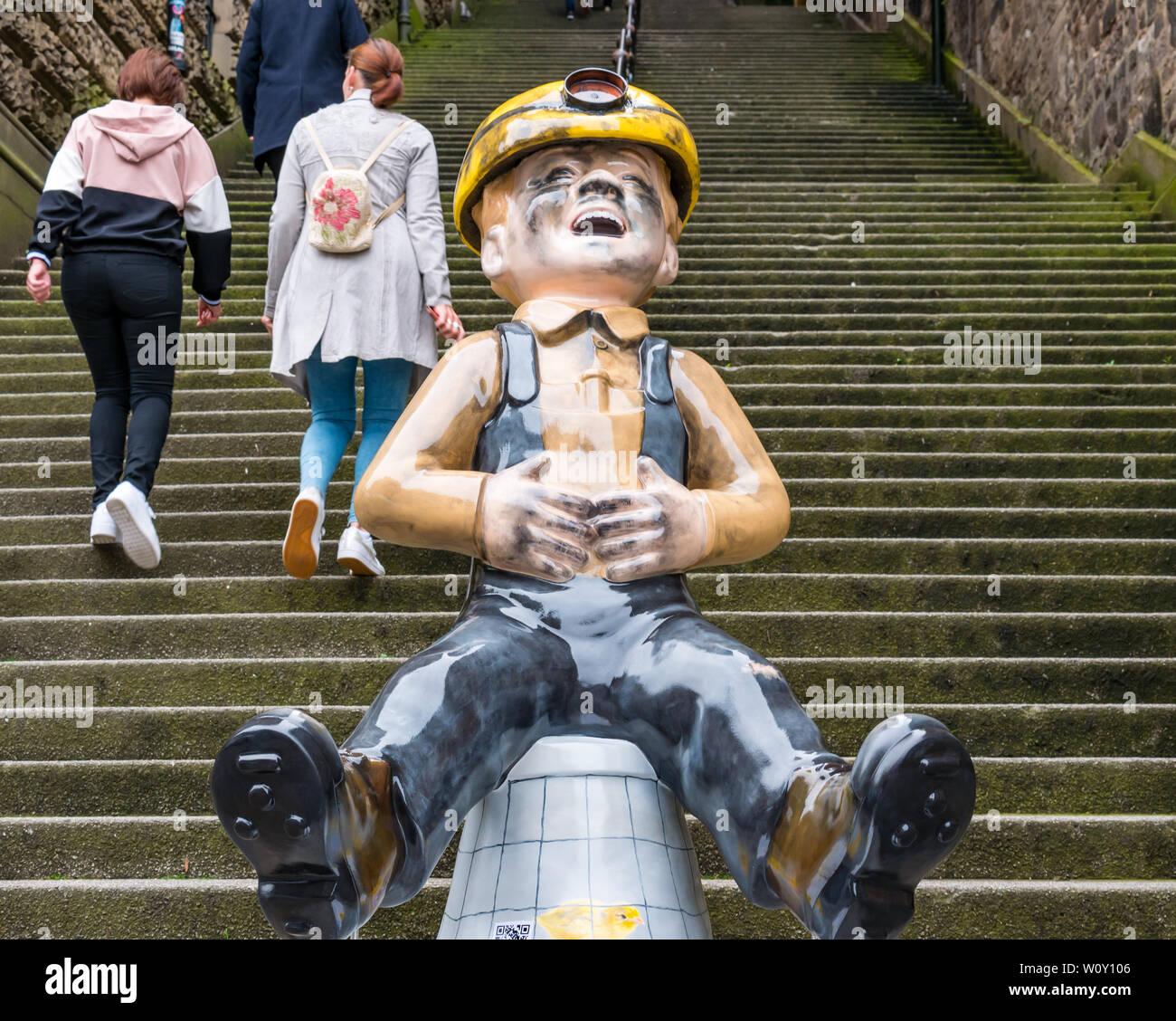 Oor Wullie Bucket Art Trail by Kelty Art Collective as coal miner, Warriston's Close, Edinburgh steps, Scotland, UK Stock Photo