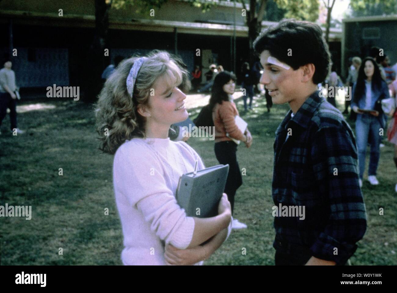 ELISABETH SHUE and RALPH MACCHIO in THE KARATE KID (1984). Credit: COLUMBIA PICTURES / Album Stock Photo