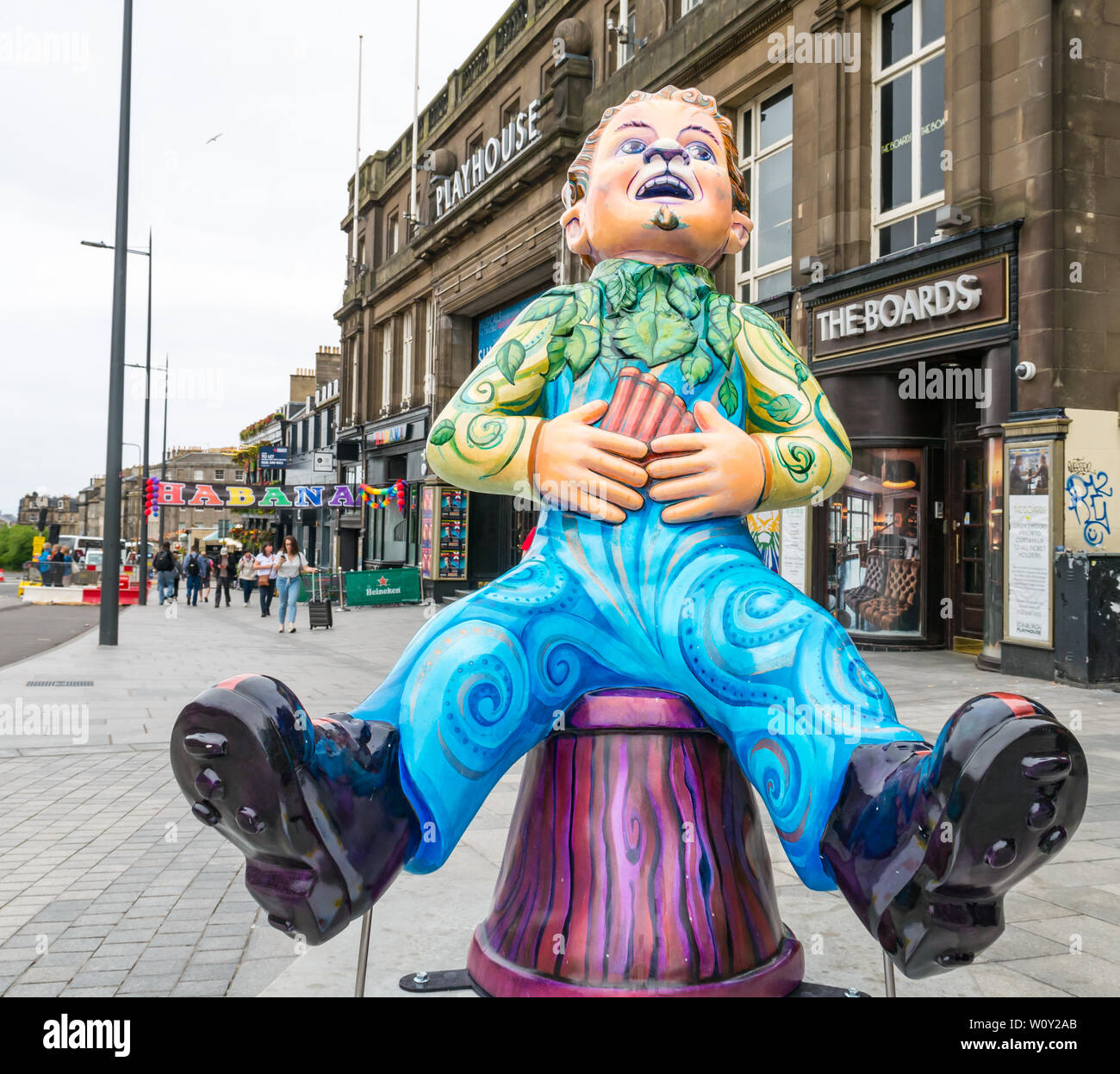 Oor Wullie Bucket Art Trail by Kitchimama, Edinburgh Playhouse Theatre, Leith Walk, Edinburgh, Scotland, UK Stock Photo