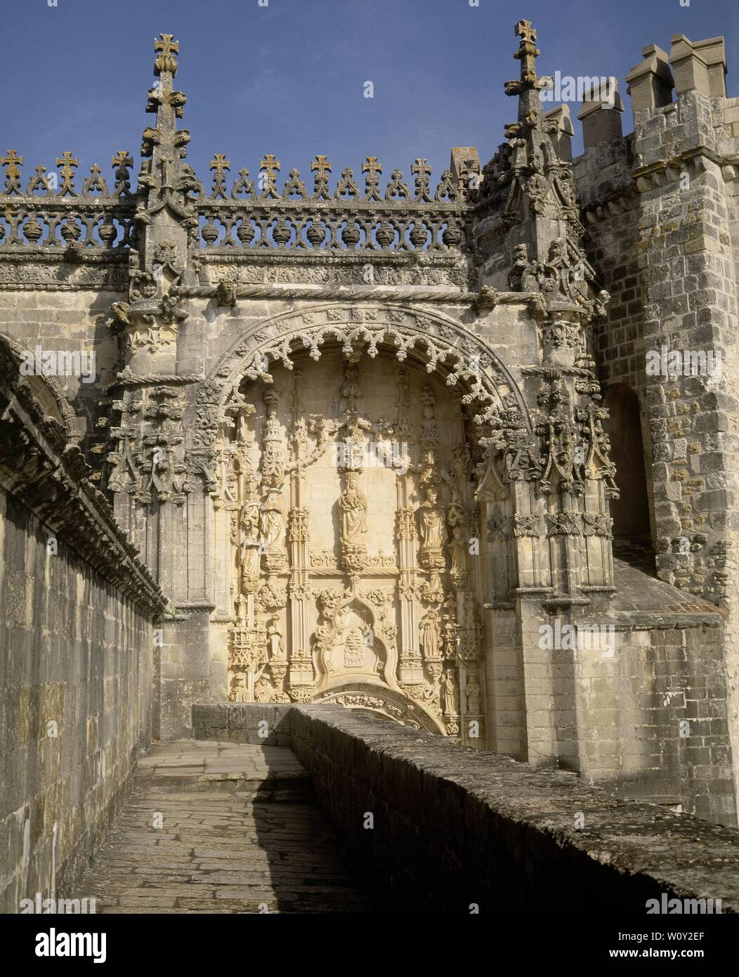 PORTADA PRINCIPAL COMBINA ELEMENTOS GOTICOS RENACENTISTAS Y MANUELINOS - 1515. Author: CASTILLO JOAO 1590/1657 JUAN DEL CASTILLO. Location: CONVENTO DEL SANTO CRISTO. TOMAR. PORTUGAL. Stock Photo