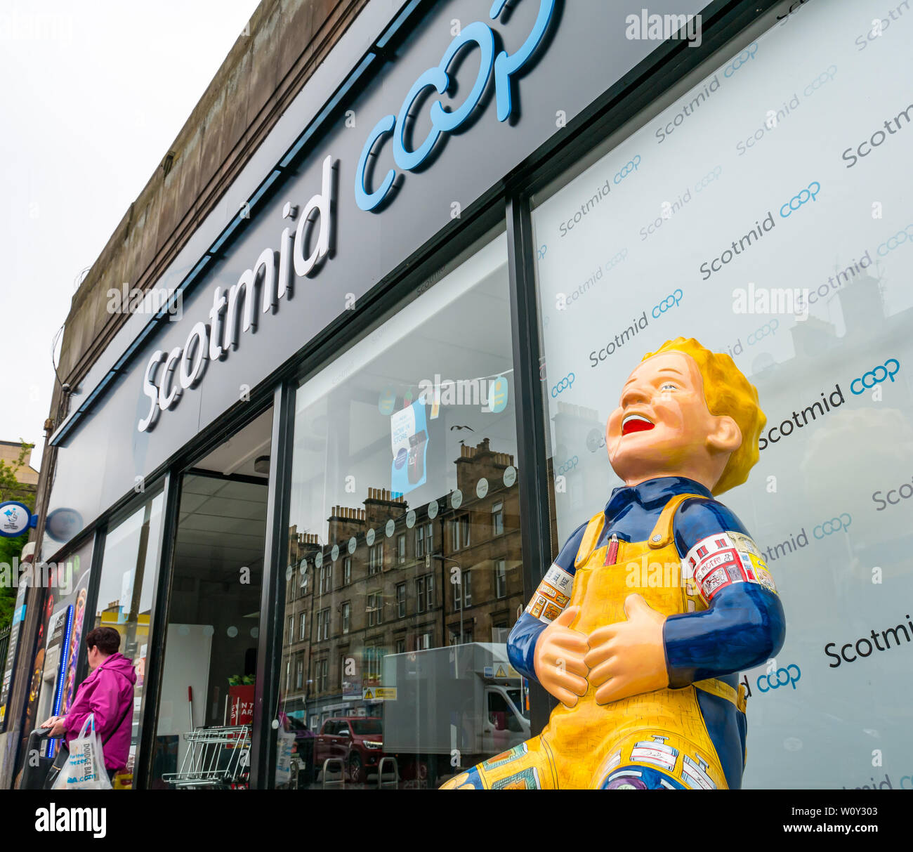 Oor Wullie Bucket Art Trail outside the Scotmid Coop shop, Leith Walk, Edinburgh, Scotland, UK Stock Photo