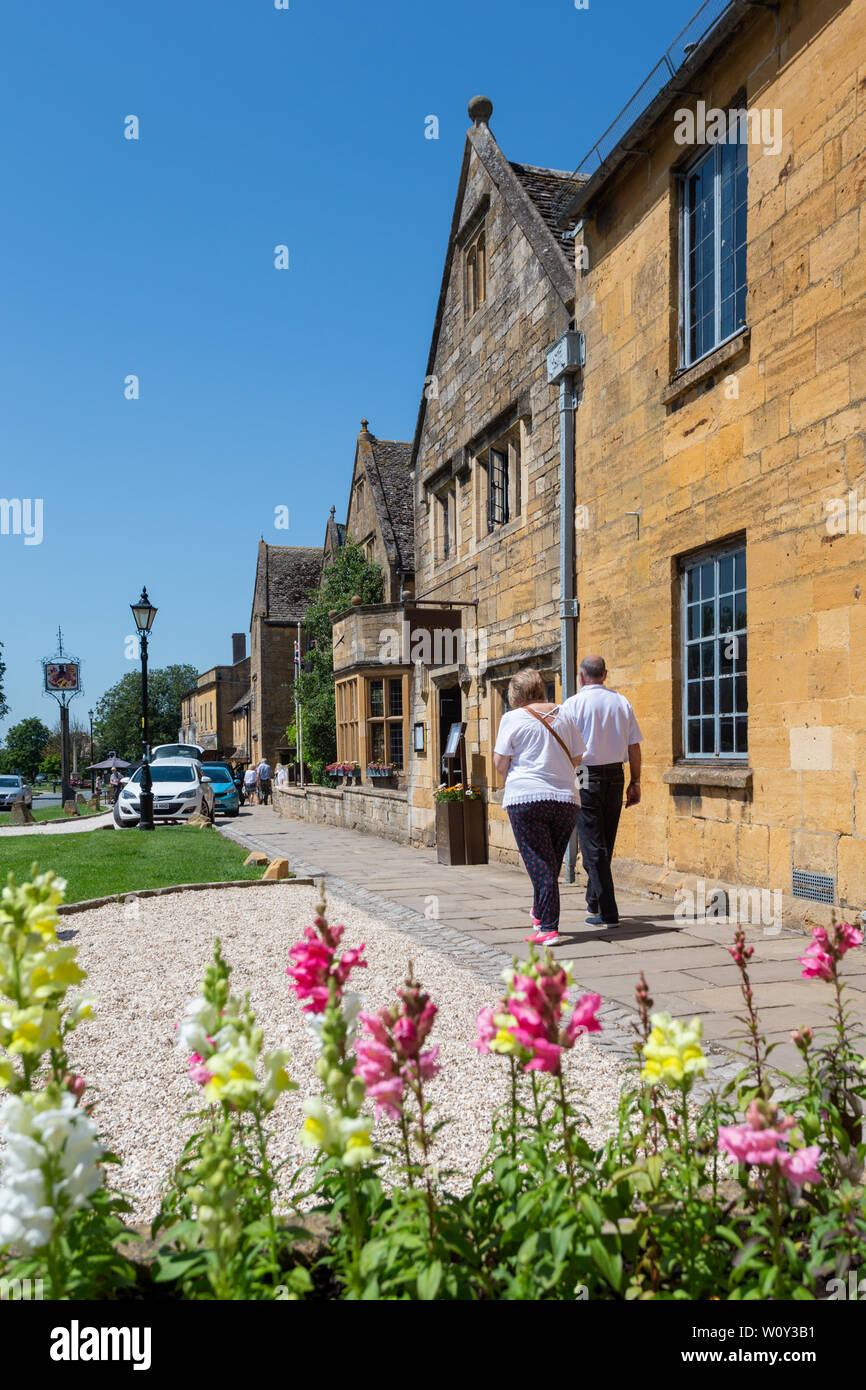 Broadway high street hi-res stock photography and images - Alamy