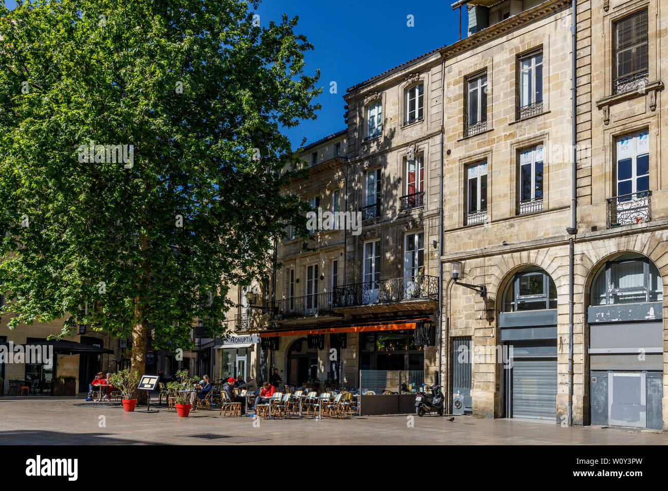 Place Saint-Projet with restaurants and cafes in a pedestrianised area, Bordeaux, Gironde, France. Stock Photo