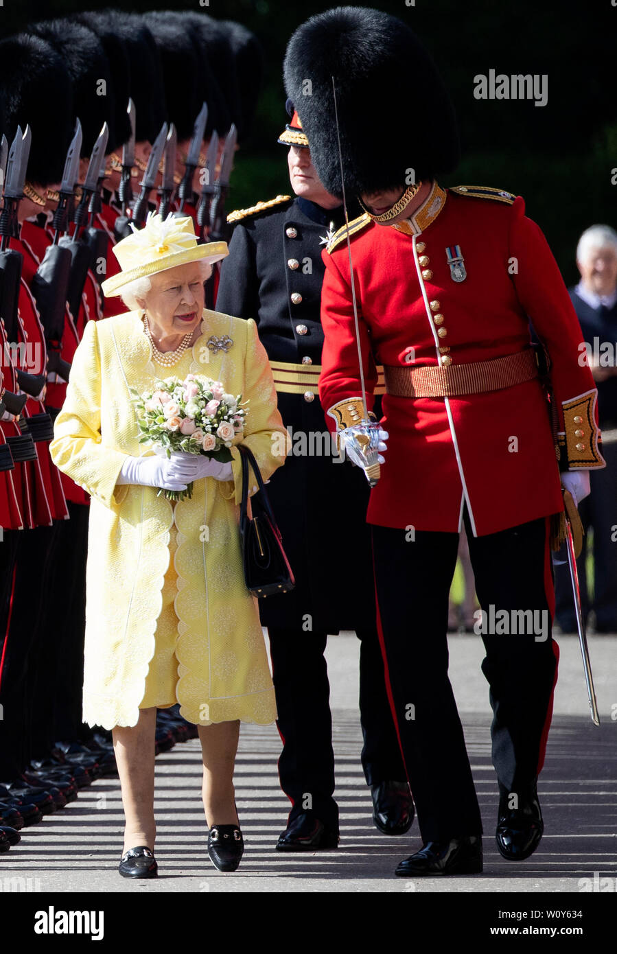 Queen Elizabeth Ii Inspects The Guard Of Honour F Coy Scots Guards During The Ceremony Of The Keys At The Palace Of Holyroodhouse In Edinburgh Stock Photo Alamy Queen Elizabeth Ii Inspects The Guard Of Honour F Coy Scots Guards During The Ceremony Of The Keys At The Palace Of Holyroodhouse In Edinburgh Stock Photo Alamy