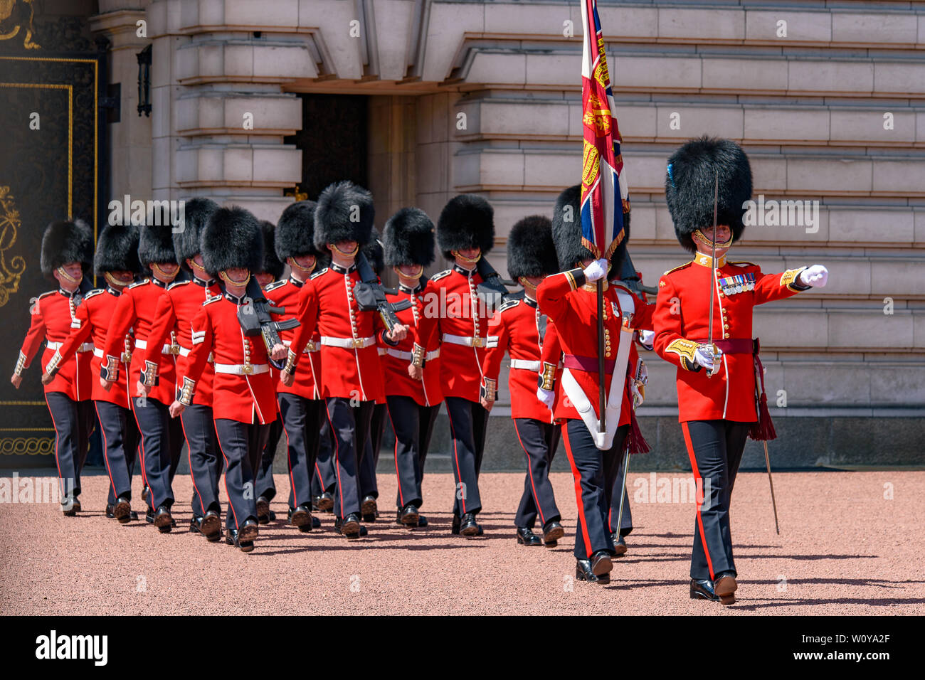 https://c8.alamy.com/comp/W0YA2F/ceremony-of-changing-the-guard-on-the-forecourt-of-buckingham-palace-london-united-kingdom-W0YA2F.jpg