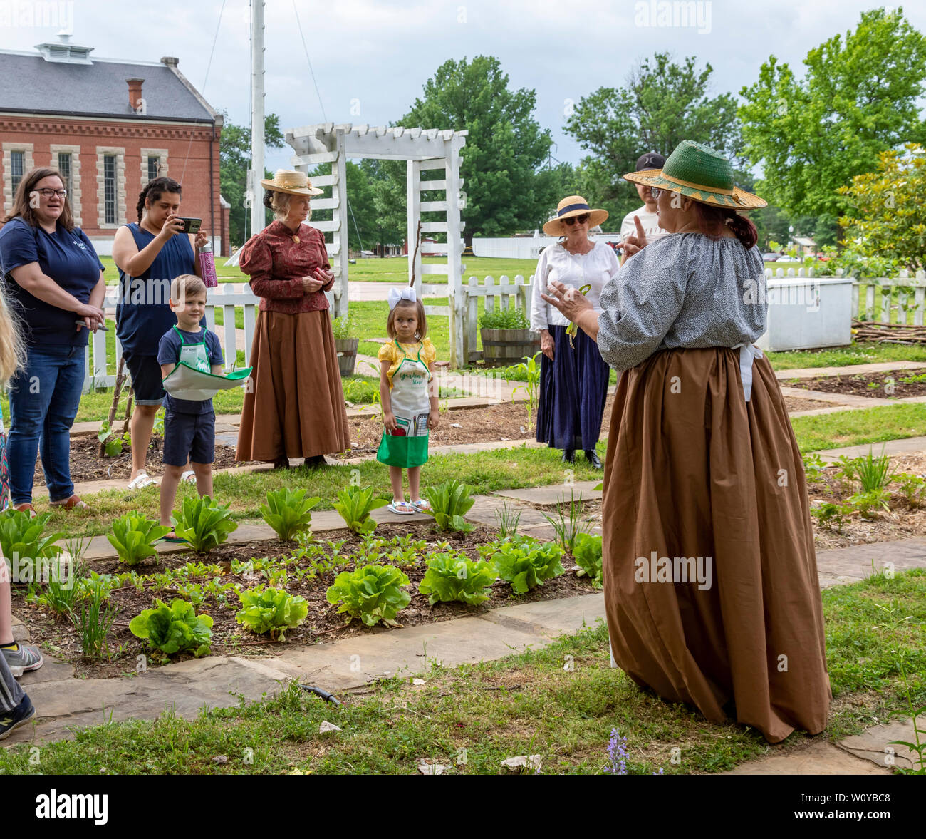 Fort Smith, Arkansas - The officers garden at Fort Smith National Historic Site. Volunteers from the River Valley Master Gardeners dress in period cos Stock Photo