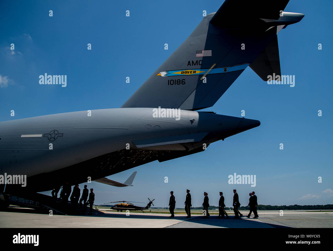 Dover, DE, USA. 28th June, 2019. June 28, 2019 : Dignitaries head to the transfer plane during the dignified transfer of Sergeant James G. Johnston, of Trumansburg, New York, at Dover Air Force Base. The solemn ceremony was attended by numerous dignitaries including Vice President Mike Pence, Acting Secretary of Defense Dr. Mark Esper and Acting Secretary of the Army Ryan McCarthy. Scott Serio/ESW/CSM/Alamy Live News Stock Photo