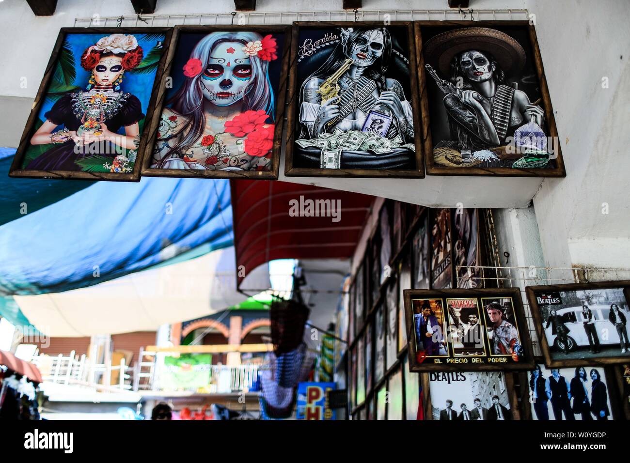 Sales of souvenirs in the tourist destination Puerto Peñasco, Sonora, Mexico. crafts, art, handicrafts, beachwear and accessories, ceramics, sunglasses, Mexican handicrafts, leather guarache, Mexican guarache, sun hat and decorative items. (Photo: Luis Gutierrez /NortePhoto.com).. Venta de Recuerdos en el destino turistico Puerto Peñasco, Sonora, Mexico. artesanias, arte, manualidades, ropa y accesorios de playa, ceramica, lentes de sol, artesanias mexicanas, guarache de piel, guarache mexicanos, sombrero para el sol y articulos de decoracion. (Photo: Luis Gutierrez /NortePhoto.com) Stock Photo