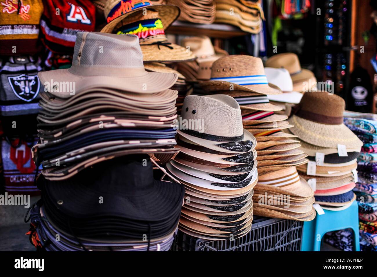 beach hat, palm hat. sombrero de playa, sombrero de palma Sales of  souvenirs in the tourist destination Puerto Pe–asco, Sonora, Mexico.  crafts, art, h Stock Photo - Alamy