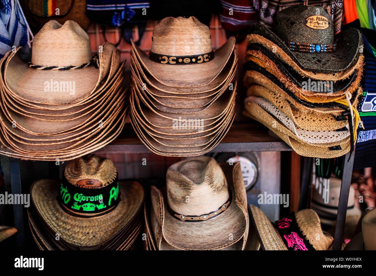 beach hat, palm hat. sombrero de playa, sombrero de palma Sales of  souvenirs in the tourist destination Puerto Pe–asco, Sonora, Mexico.  crafts, art, h Stock Photo - Alamy