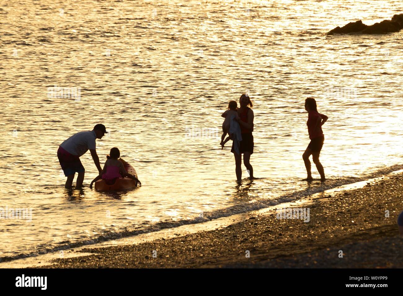 Aberystwyth, Wales, UK. 28th June 2019. UK weather: People at the seaside in Aberystwyth on a sweltering summer  evening after a day of unbroken blue skies and hot sunshine. The country is heading towards the hottest day of the year so far as a plume of scorching hot air drifts in from the continent.  Photo credit Keith Morris / Alamy Live News Stock Photo