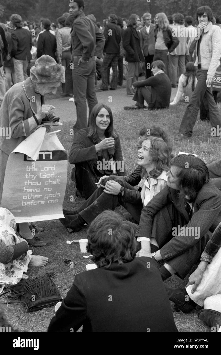 Nationwide Festival of Light London September 1971 was a short-lived grassroots movement formed by British Christians concerned about the rise of the permissive society and social changes in English society. Hyde Park, 1970s UK. Older elderly woman trying to convince younger generation of the Christian way of life. 70s  HOMER SYKES Stock Photo