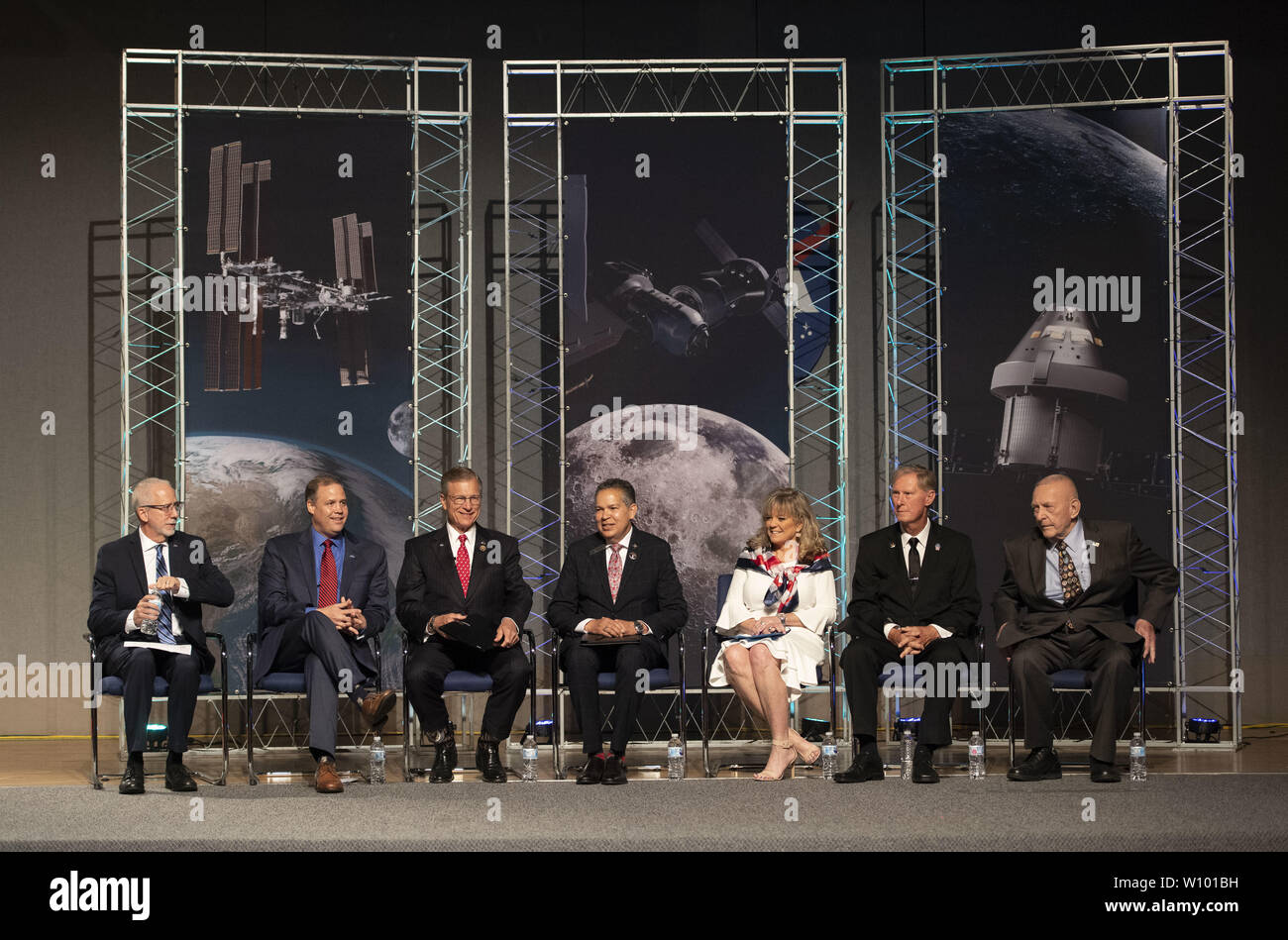 Webster, Texas, USA. 28th June, 2019. Dignitaries gather to dedicate the Mission Control Center at NASA where Apollo 11 was guided to a moon landing 50 years ago. Left to right are Johnson Space Center director Mark Geyer, NASA Administrator Jom Bridenstine, Congressman Brian Babin of Texas, William Harris of Space Center Houston, Mayor Donna Rogers, Wayne Donaldson and Flight Director Gene Krantz. Credit: Bob Daemmrich/ZUMA Wire/Alamy Live News Stock Photo