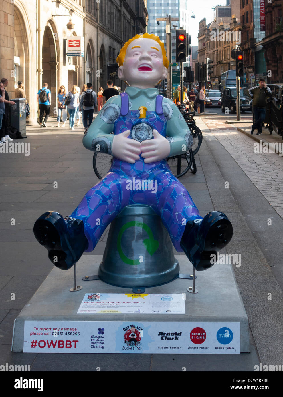 Bring Back Your Empties, Wullie by Michelle C Cranwell, part of the Oor Wullie Big Bucket Trail 2019. Glasgow, Scotland Stock Photo