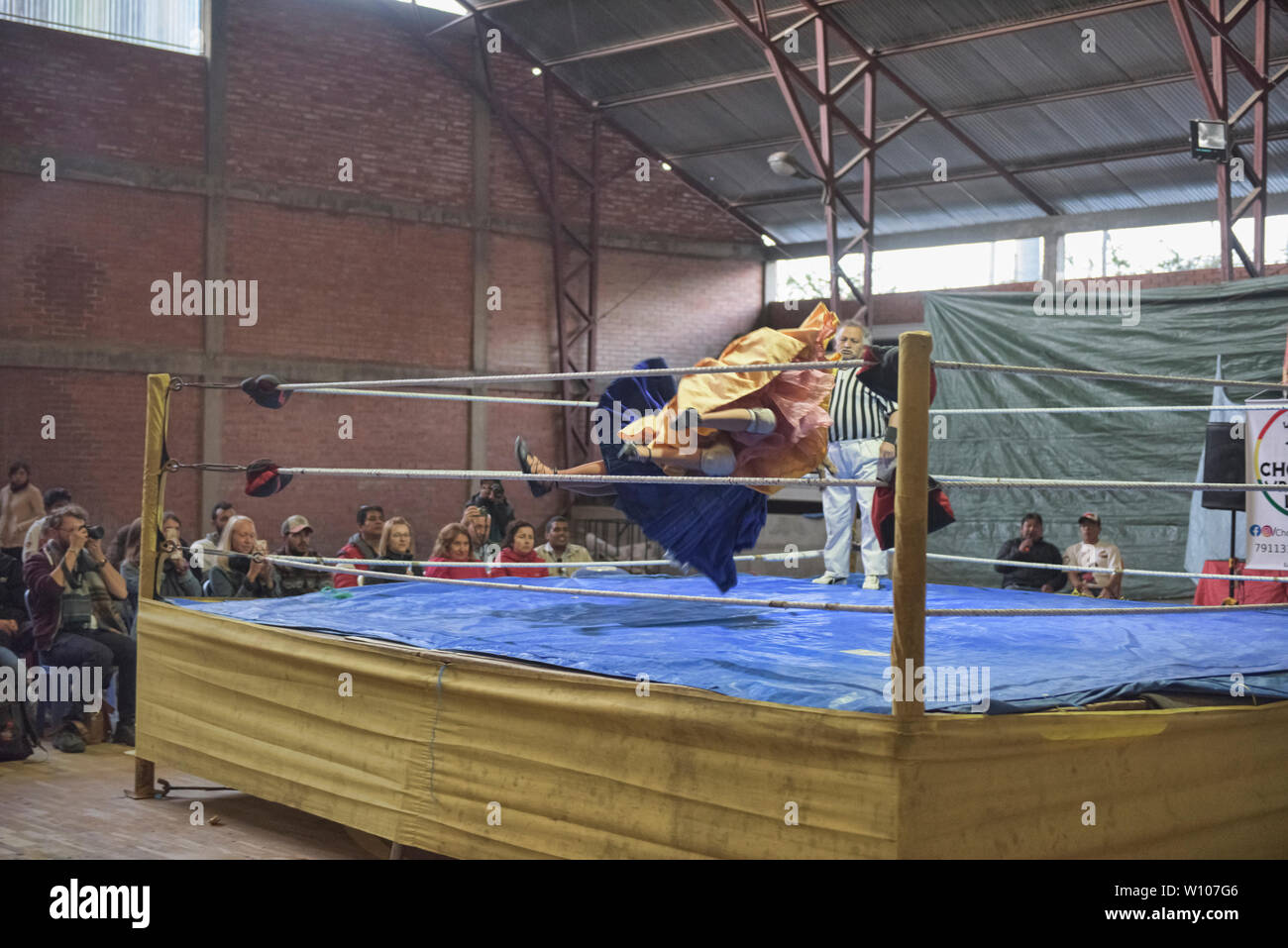 Cholita wrestling (Lucha Libre) in La Paz, Bolivia Stock Photo
