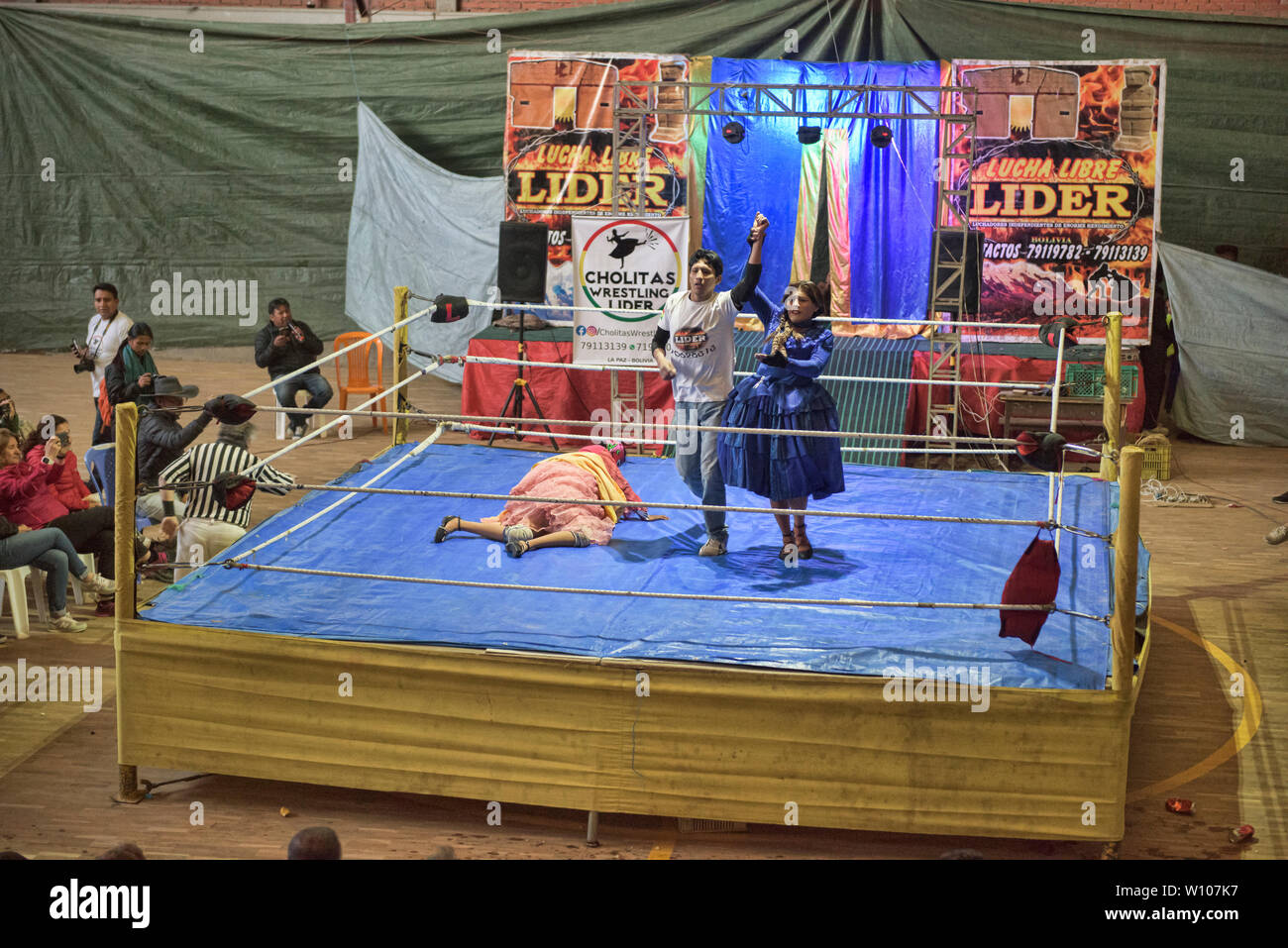 Cholita wrestling (Lucha Libre) in La Paz, Bolivia Stock Photo Alamy