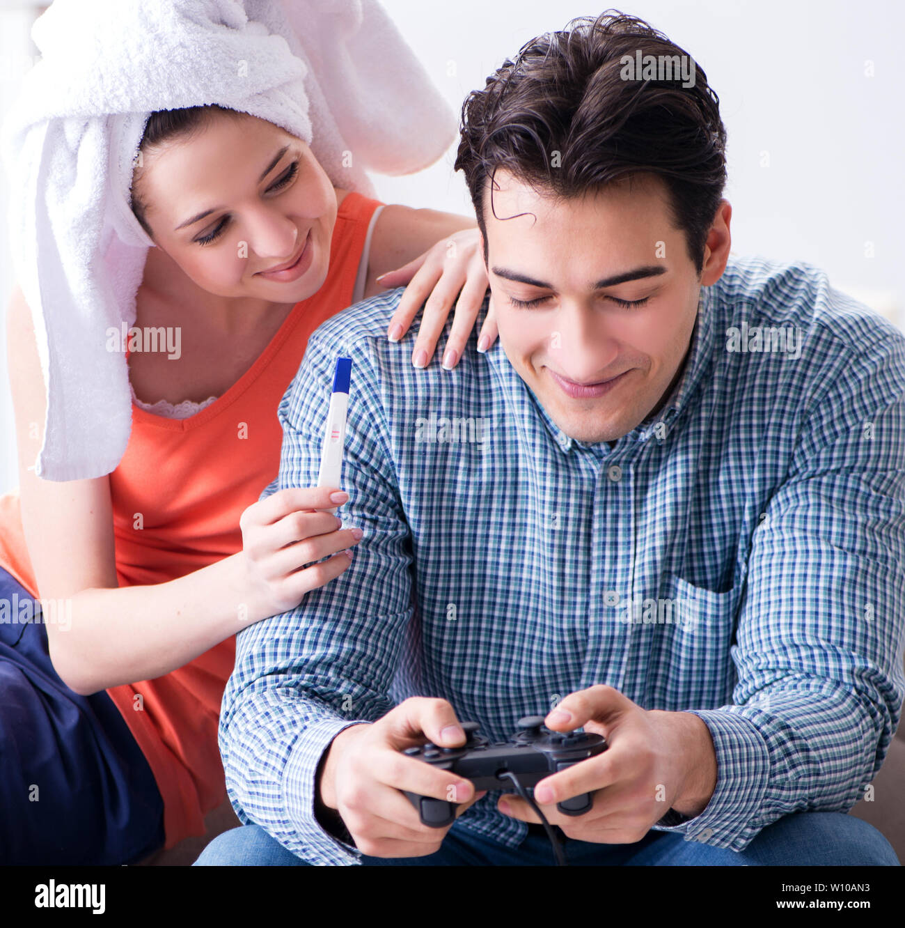 Wife and husband looking at pregnancy test Stock Photo Alamy