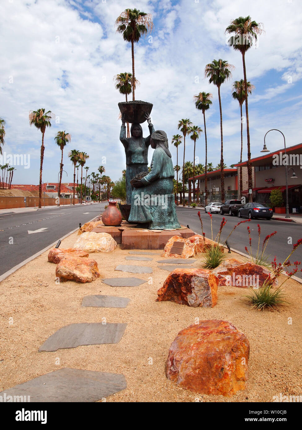 Native american sculpture hi-res stock photography and images - Alamy