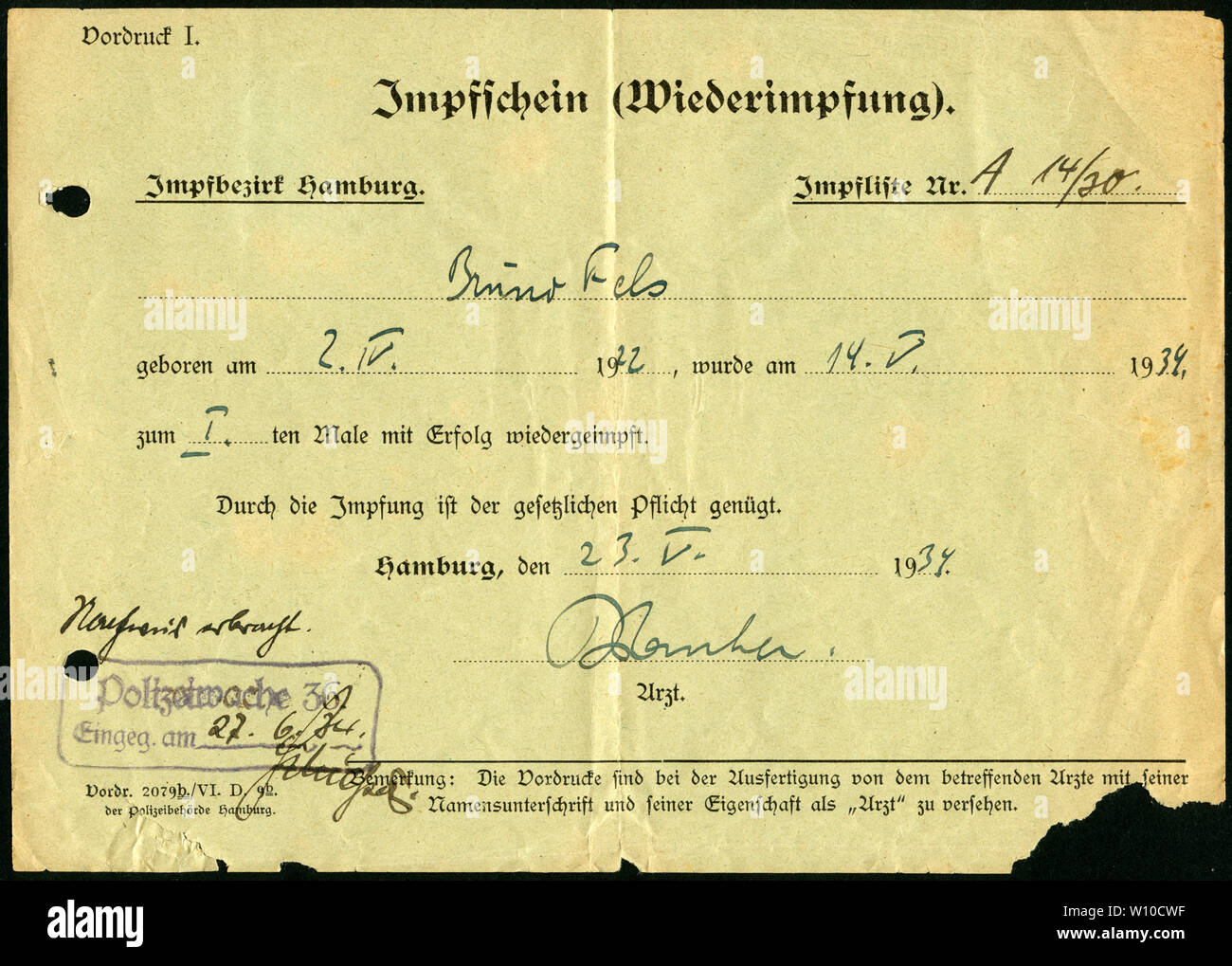 Europa, Deutschland, Hamburg, grüner Impfschein ( Wiederimpfung ), Vorderseite, ausgestellt am 23. 05. 1934 . / Europe, Germany, Hamburg, green cer Stock Photo