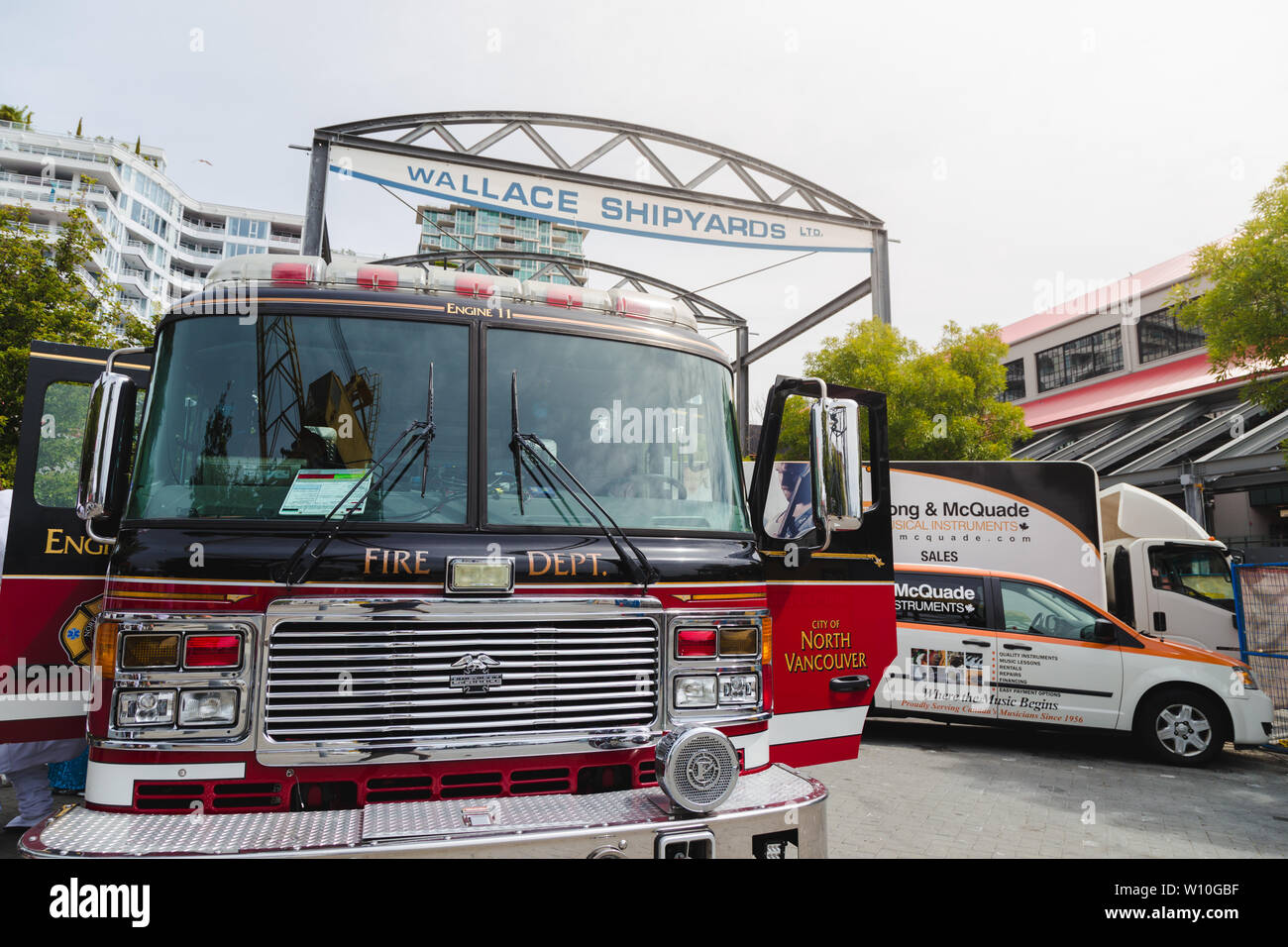 Fire truck ladder rescue hi-res stock photography and images - Alamy