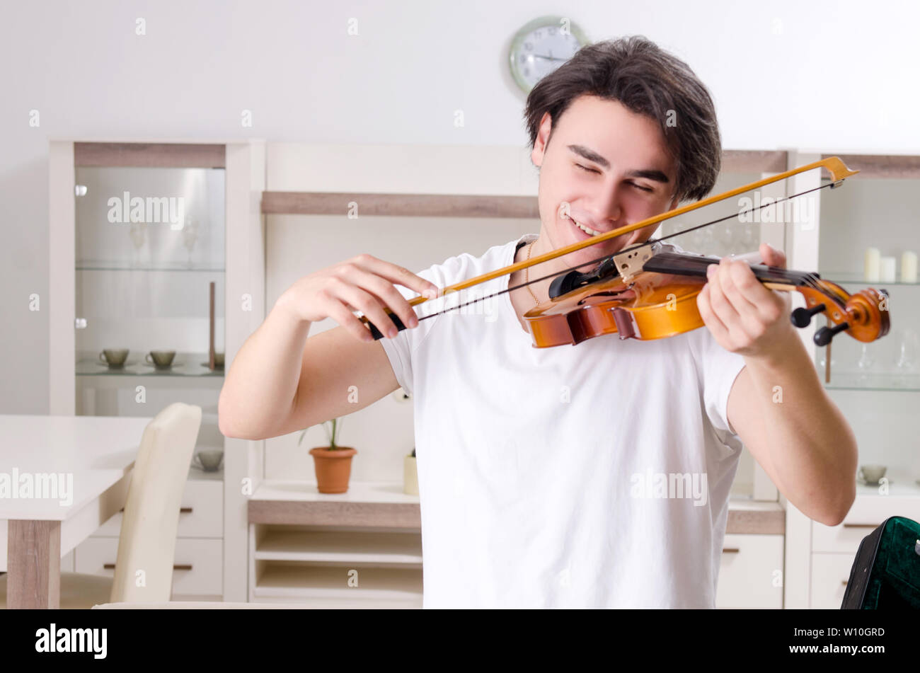 He is playing the violin. He is playing the violin. He is playing the violin. мальчик скрипач png. филипп квинт скрипач.