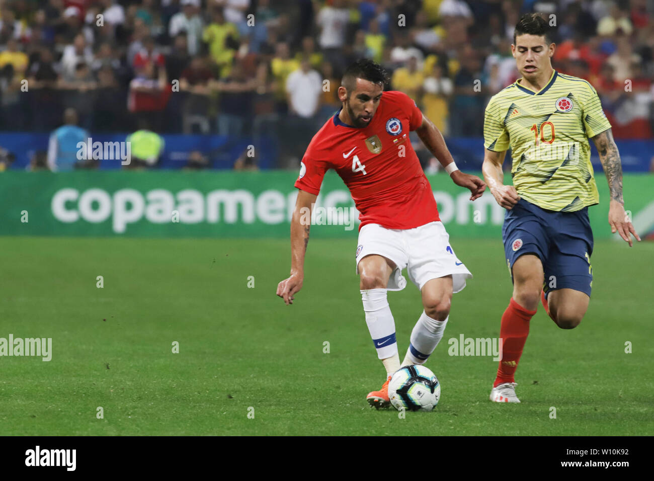 Sao Paulo, Brazil. 28th June, 2019. Chile's Mauricio Isla (L) vies with James Rodriguez of Colombia during the Copa America 2019 quarterfinal match between Chile and Colombia, in Sao Paulo, Brazil, June 28, 2019. Chile won 5-4 in penalty shoot-out. Credit: Rahel Patrasso/Xinhua/Alamy Live News Stock Photo