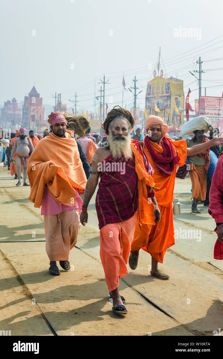 Pilgrims on the way to Allahabad Kumbh Mela, world's largest religious gathering, Uttar Pradesh, India Stock Photo