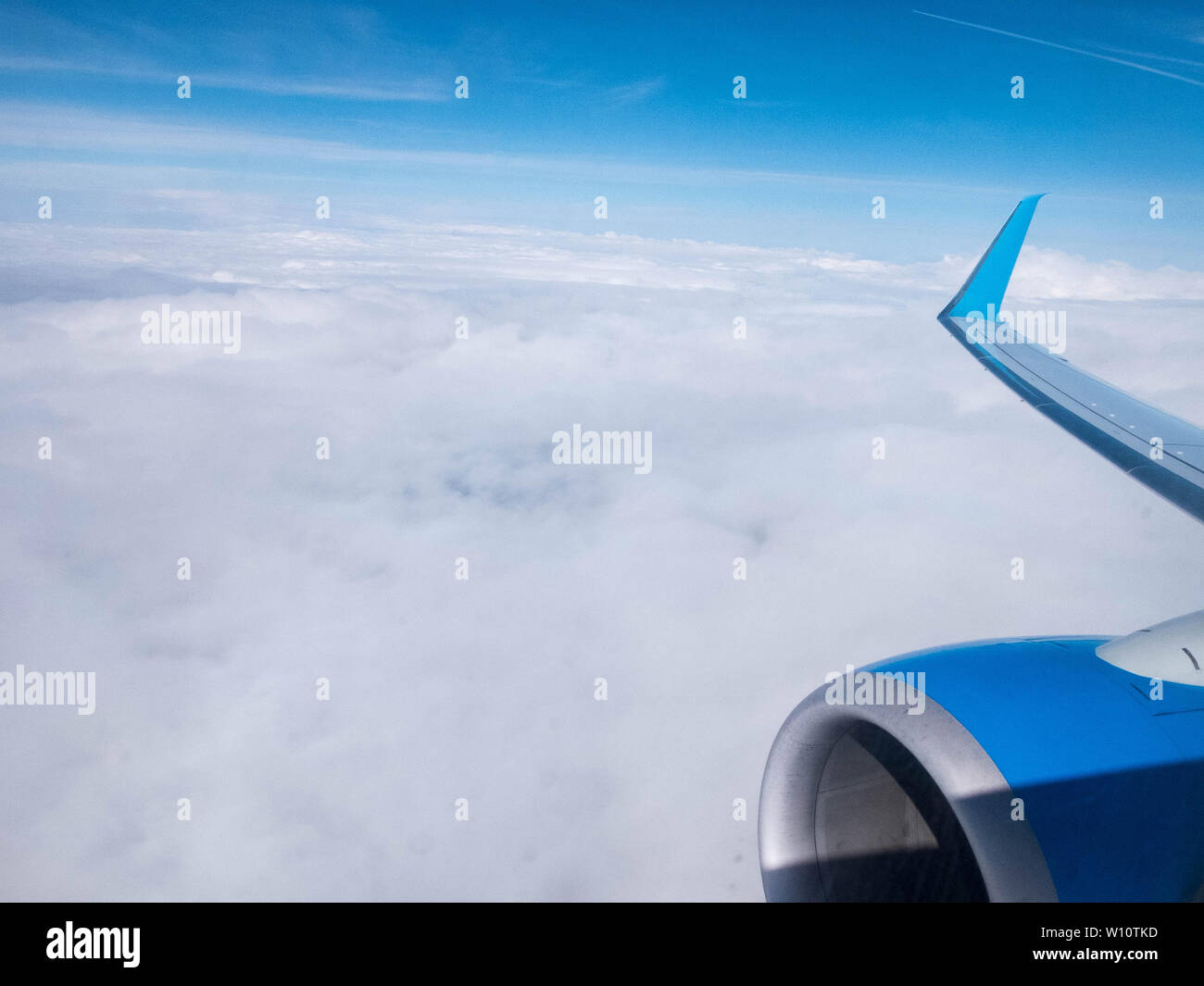 White plane wing blue sky hi-res stock photography and images - Alamy