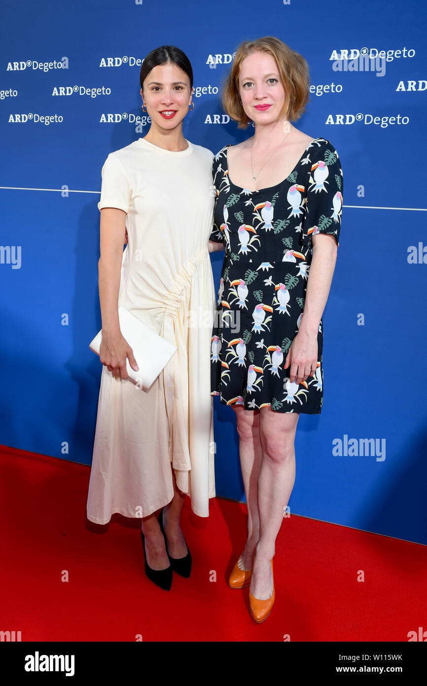 28 June 2019, Bavaria, Munich: Aylin Tezel (l), actress and Leonie Benesch, actress, come to the ARD Degeto reception in the Kaisergarten restaurant as part of the Munich Film Festival. Photo: Tobias Hase/dpa Stock Photo