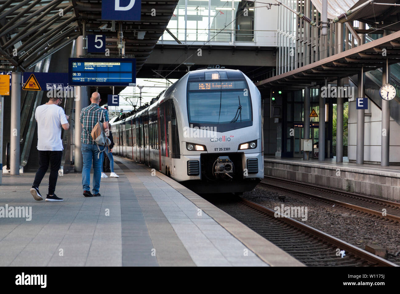 Regional train at the airport station Dusseldorf Stock Photo Alamy