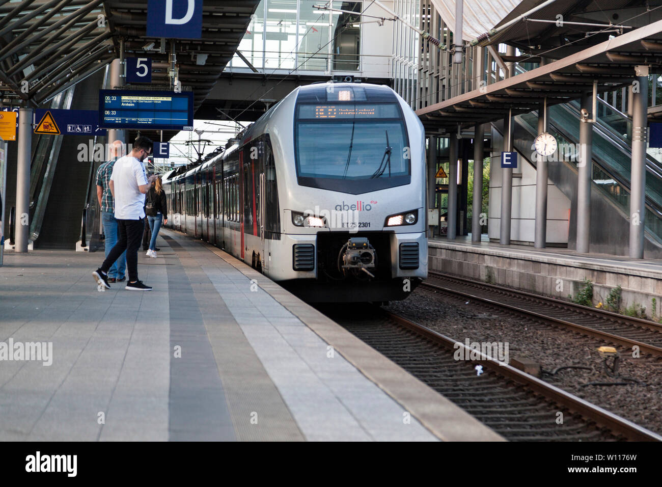 Regional train at the airport station Dusseldorf Stock Photo Alamy