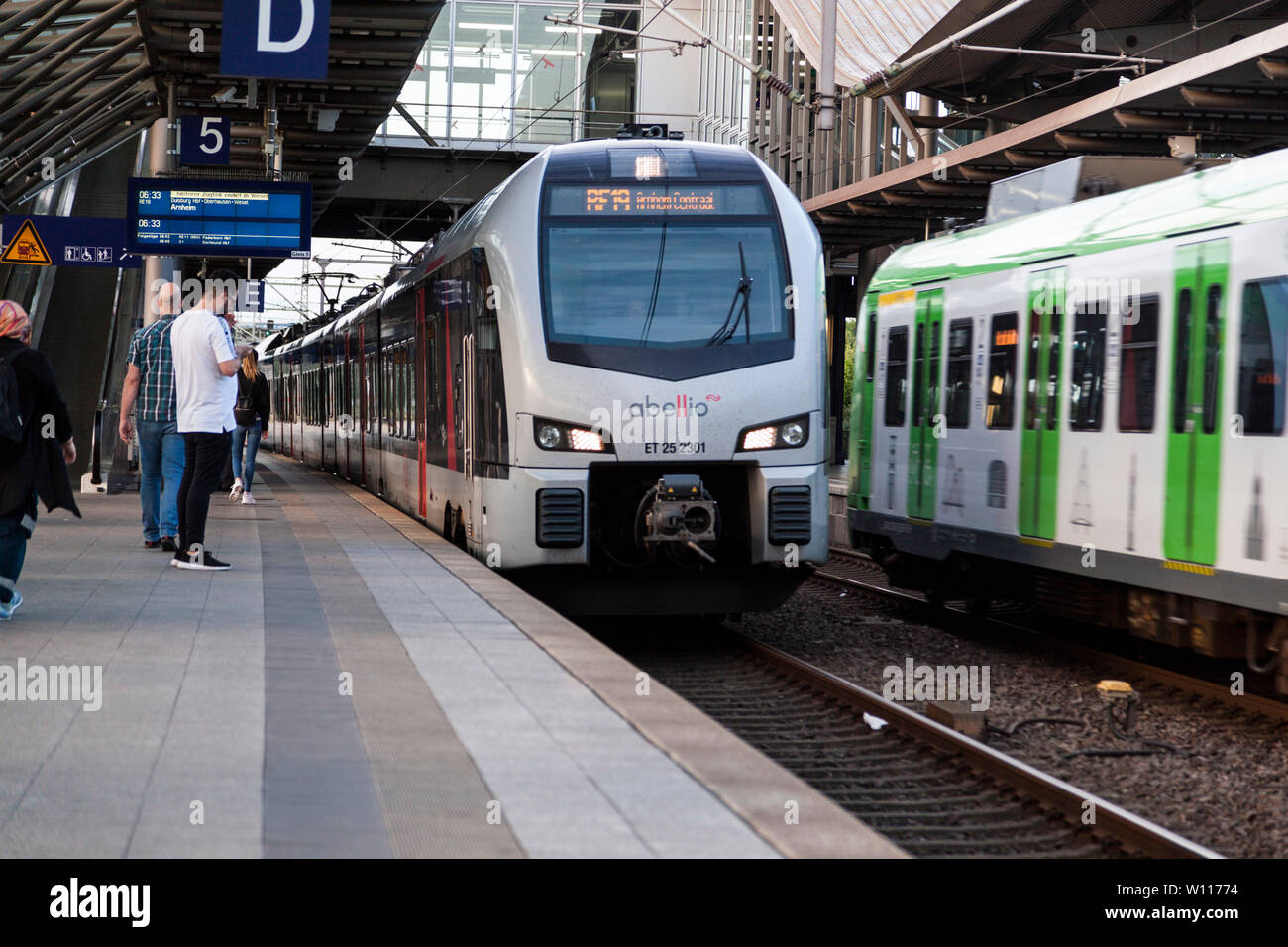 Regional train at the airport station Dusseldorf Stock Photo Alamy
