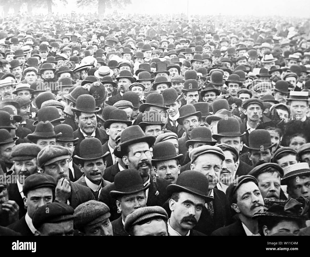 An Edwardian crowd, early 1900s Stock Photo