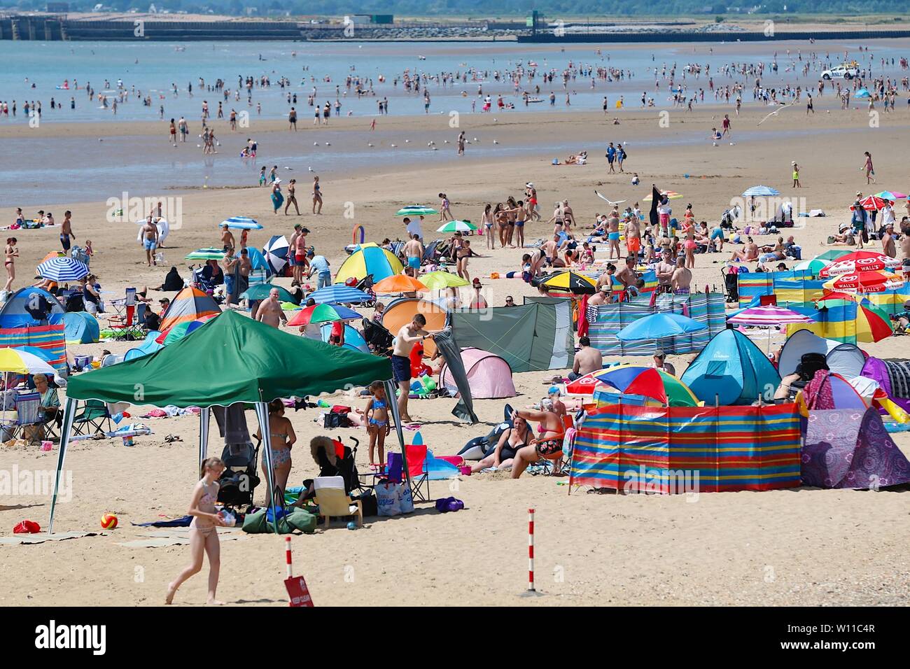 Camber, East Sussex, UK. 29 Jun, 2019. UK Weather: The record breaking heatwave in Europe has now hit the shores of Britain. The Camber Sands beach in East Sussex is busy and crowded with sun seekers taking advantage of the very hot summer weather. ©Paul Lawrenson 2019, Photo Credit: Paul Lawrenson/Alamy Live News Stock Photo