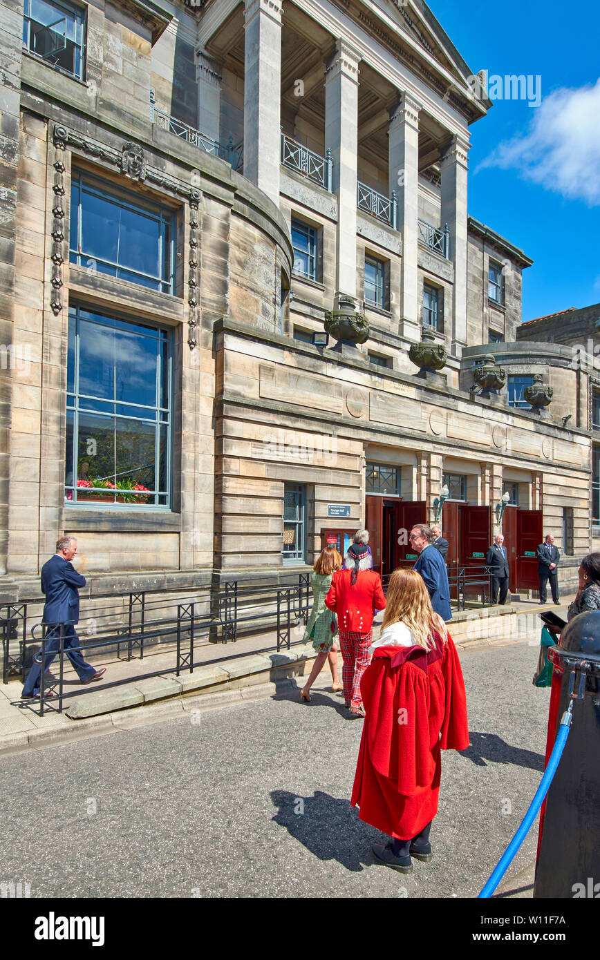 ST ANDREWS FIFE SCOTLAND UNIVERSITY GRADUATION DAY PEOPLE ARRIVING AT YOUNGER HALL BUILDING IN NORTH STREET Stock Photo