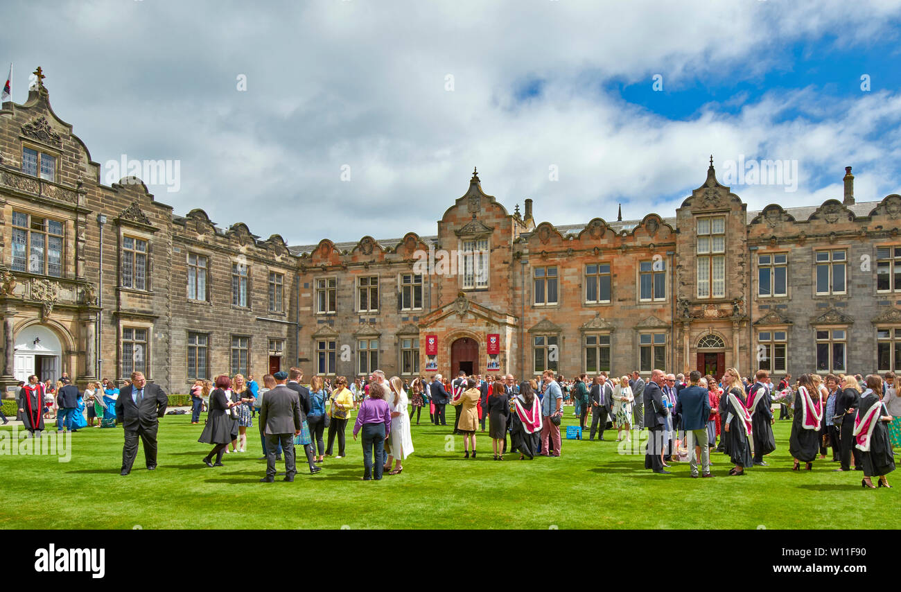 ST ANDREWS FIFE SCOTLAND UNIVERSITY GRADUATION DAY STUDENTS ON THE LAWN OUTSIDE ST SALVATORS COLLEGE IN SUMMER Stock Photo