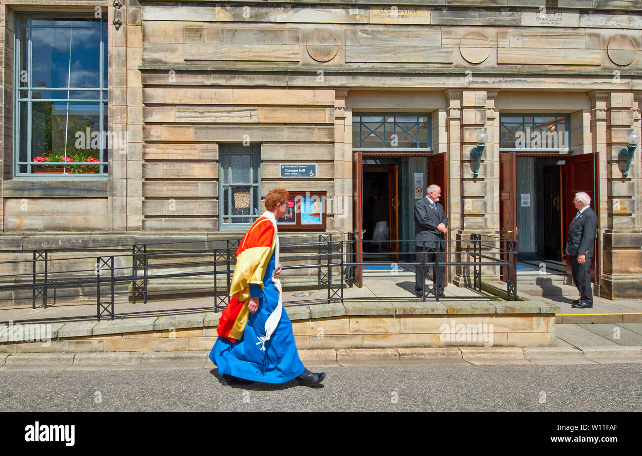 ST ANDREWS FIFE SCOTLAND UNIVERSITY GRADUATION DAY THE VICAR ARRIVING AT YOUNGER HALL BUILDING IN NORTH STREET Stock Photo
