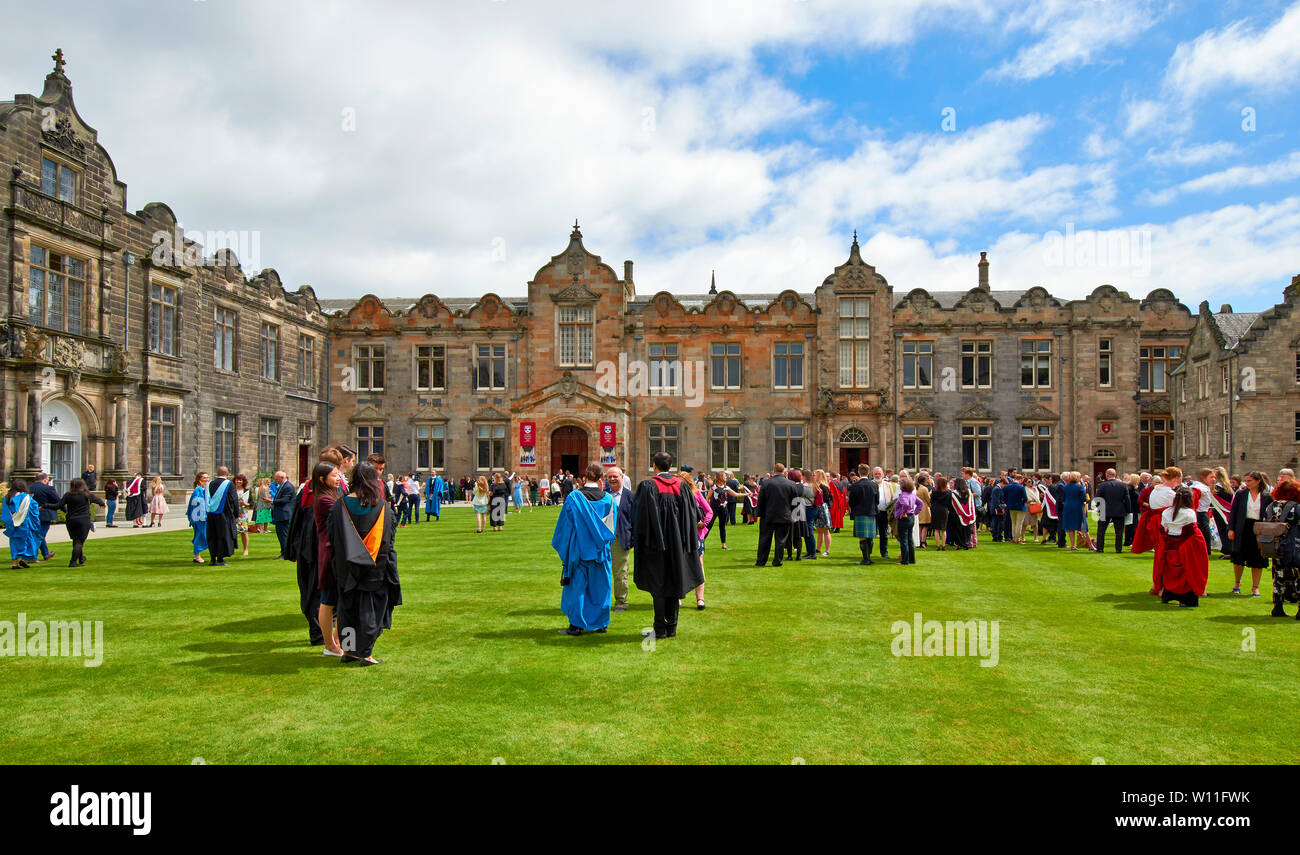 ST ANDREWS UNIVERSITY FIFE SCOTLAND  ST SALVATORS COLLEGE GRADUATION DAY IN SUMMER GRADUATES ON THE LAWN Stock Photo