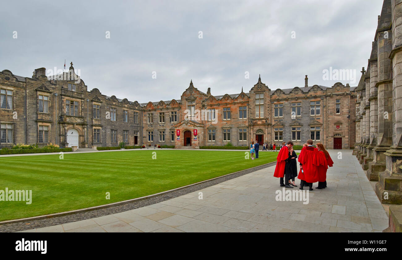 Red graduate gown hi-res stock photography and images - Alamy