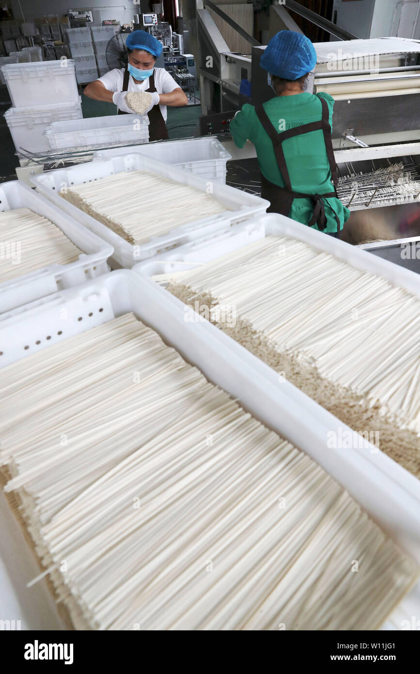 190629 Chongqing June 29 2019 Xinhua Workers Sort