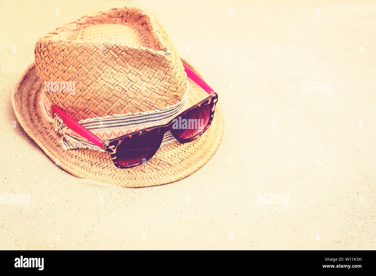 Straw hat and pink sun glasses on a tropical beach Stock Photo - Alamy