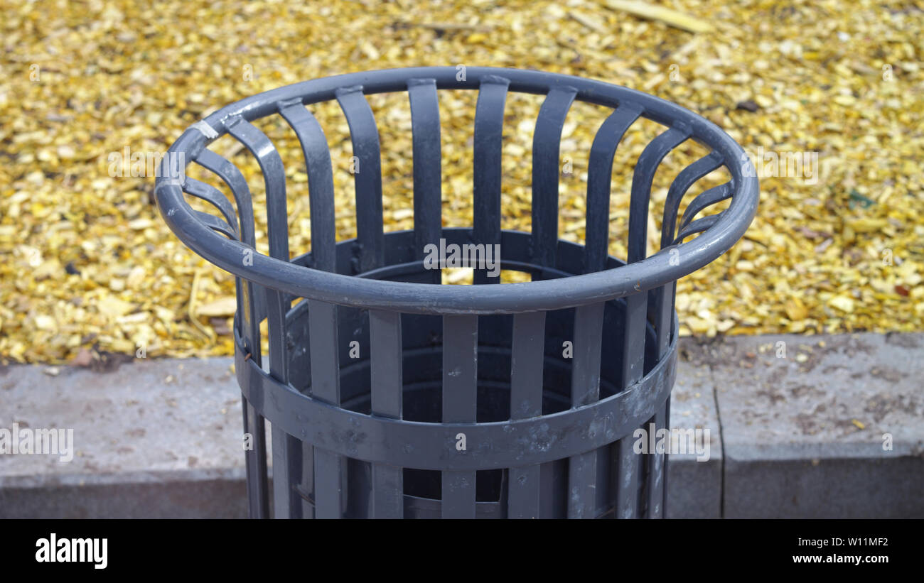 empty recycle bin Stock Photo Alamy