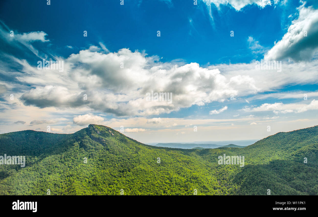 Puffy clouds move over the mountains along the Blue Ridge Parkway in North Carolina, USA. Stock Photo